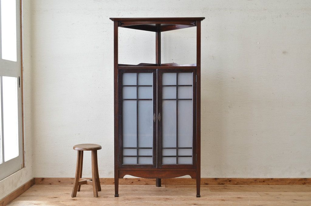 アンティーク家具　アンティーク　古い洋館の上質なコーナーキャビネット