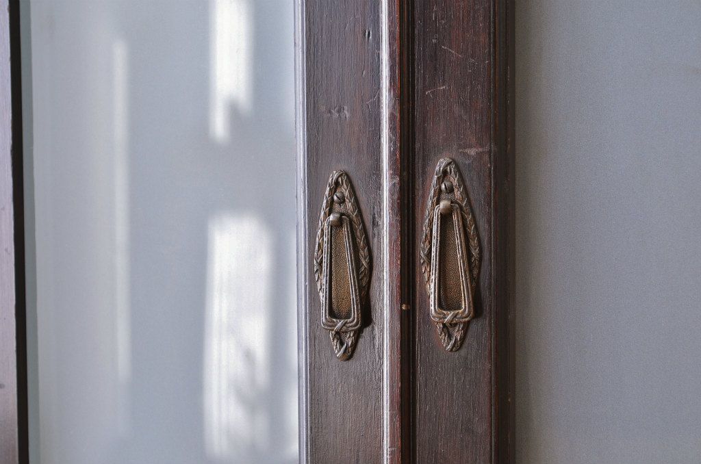 アンティーク家具　アンティーク　古い洋館の上質なコーナーキャビネット