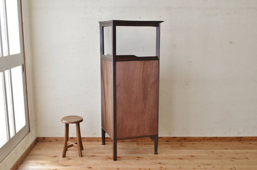 アンティーク家具　アンティーク　古い洋館の上質なコーナーキャビネット