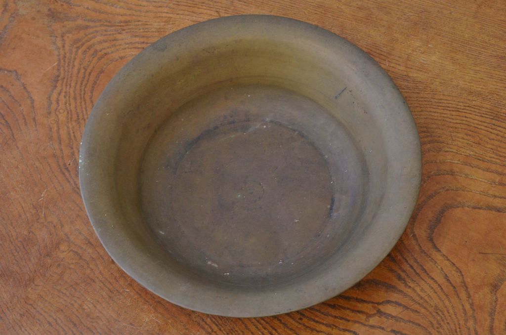 味のある古い真鍮製洗面器(ボウル)