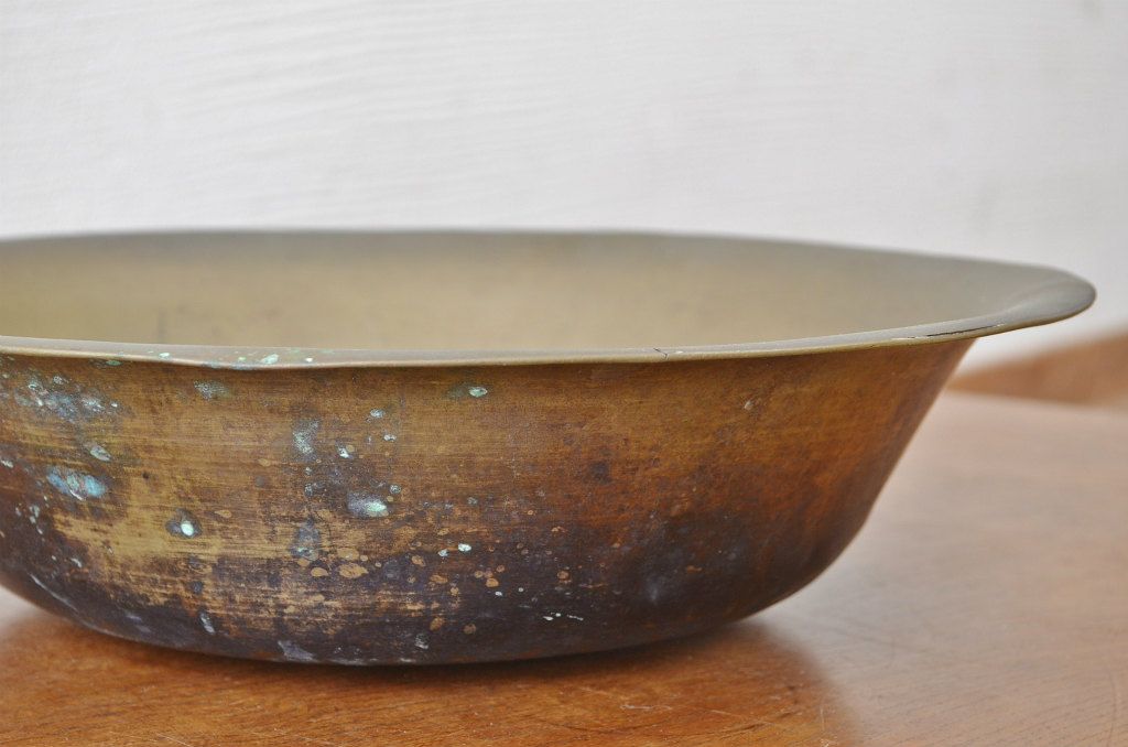 味のある古い真鍮製洗面器(ボウル)