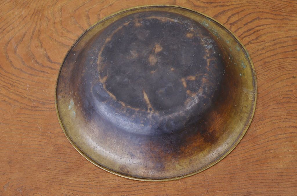 味のある古い真鍮製洗面器(ボウル)