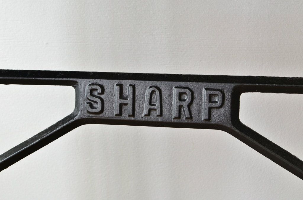 古いミシンのリメイクテーブル6　(SHARP)