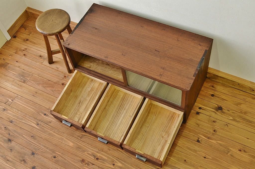アンティーク家具　モールガラスアンティークローボード
