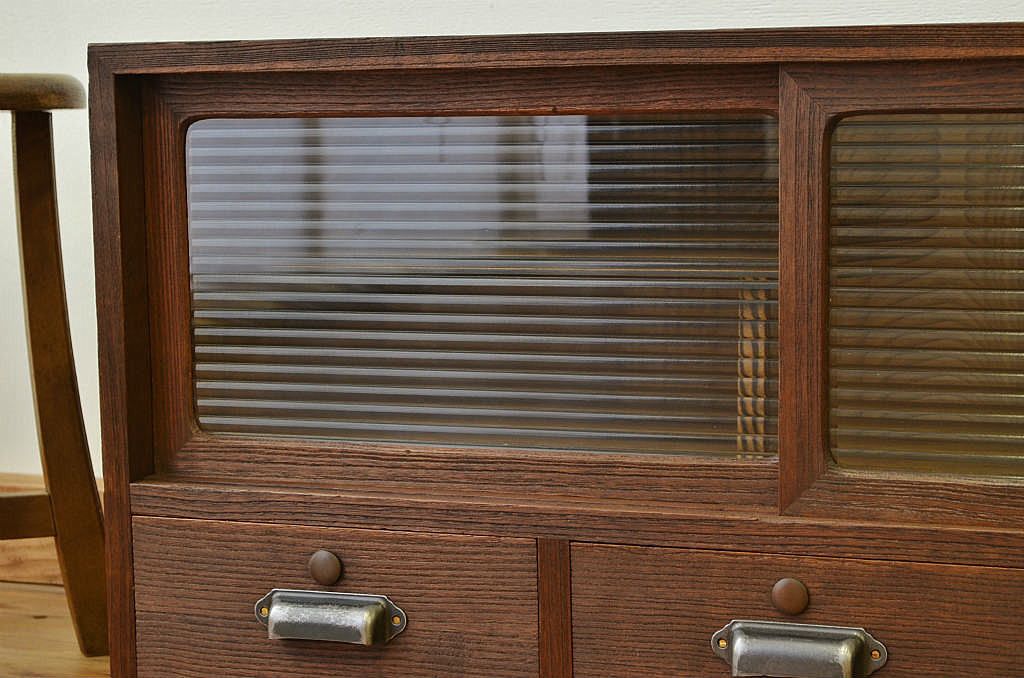 アンティーク家具　モールガラスアンティークローボード