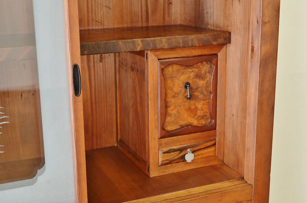 アンティーク家具 古民具 骨董 黒柿の木目の素晴らしい二段重ね水屋箪笥(食器棚、収納棚) ラフジュ工房