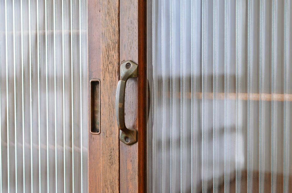 アンティーク家具　☆古いナラ材の作業台付きアンティーク食器棚