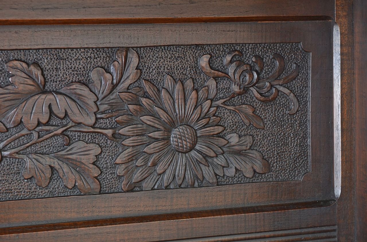アンティーク家具　豪華　明治時代の洋館で使われていた彫刻総栗材国産特大キャビネット