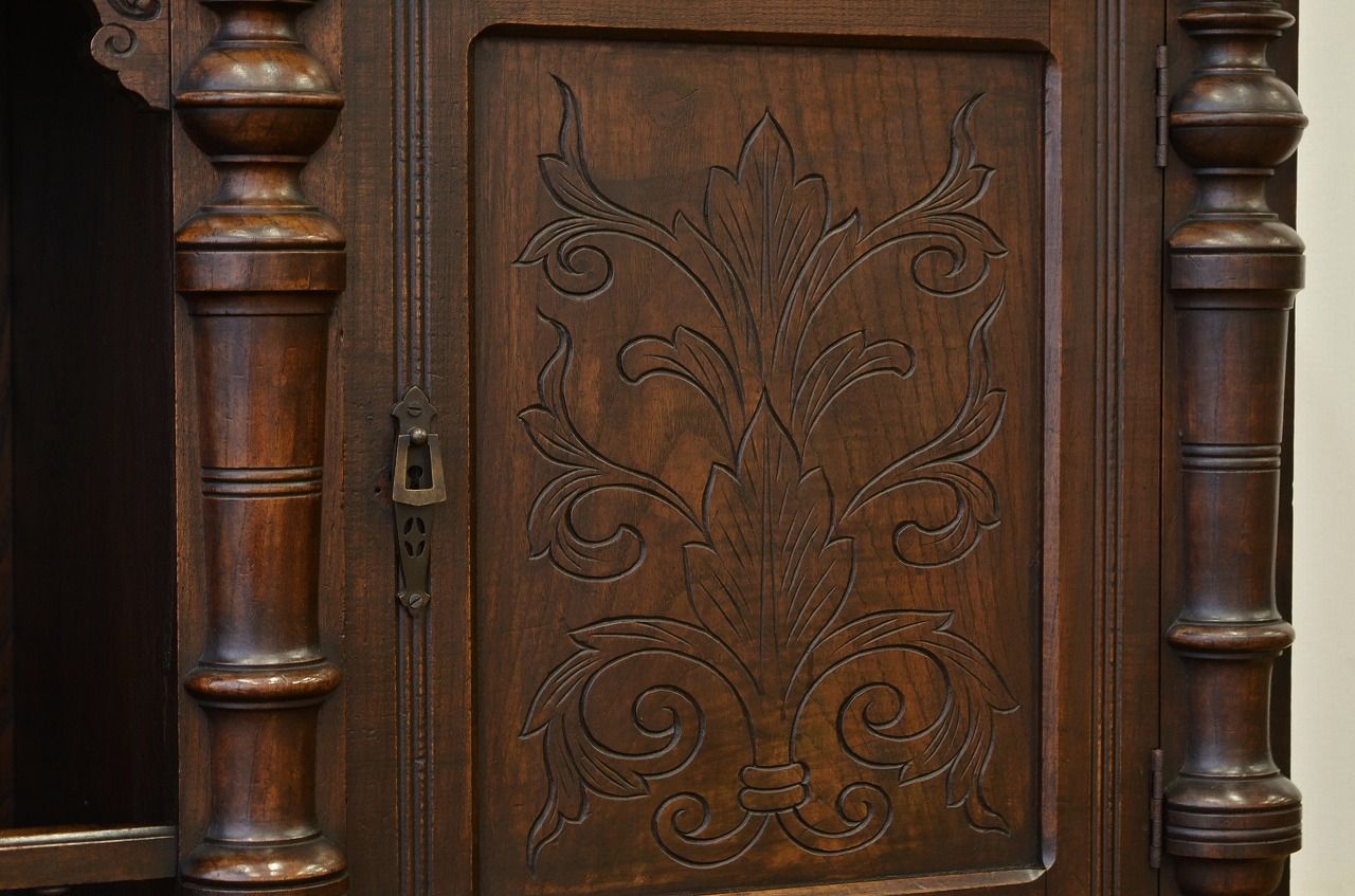 アンティーク家具　豪華　明治時代の洋館で使われていた彫刻総栗材国産特大キャビネット