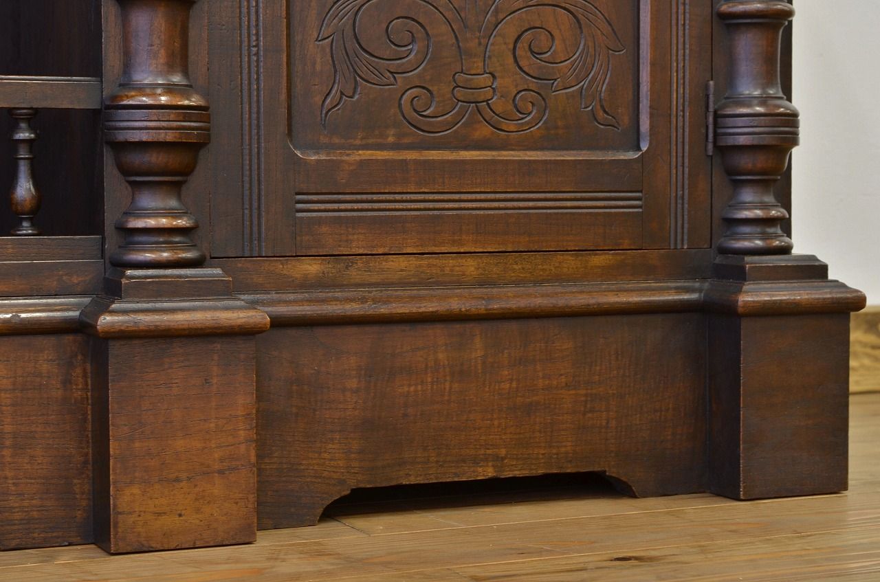 アンティーク家具　豪華　明治時代の洋館で使われていた彫刻総栗材国産特大キャビネット