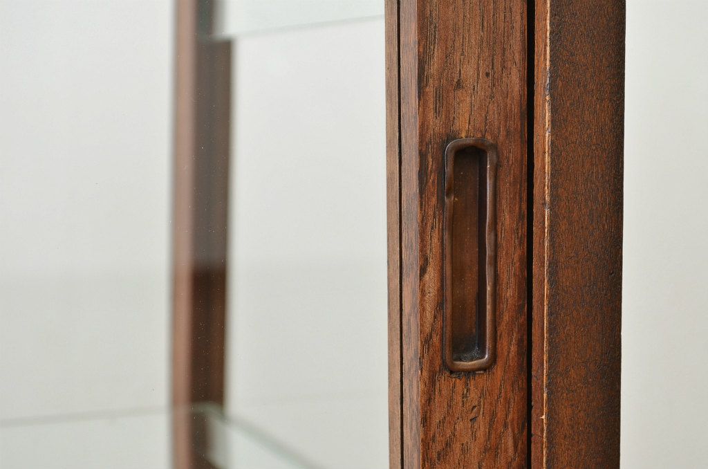 アンティーク家具　古いナラ材のアンティーク台形ガラスケース