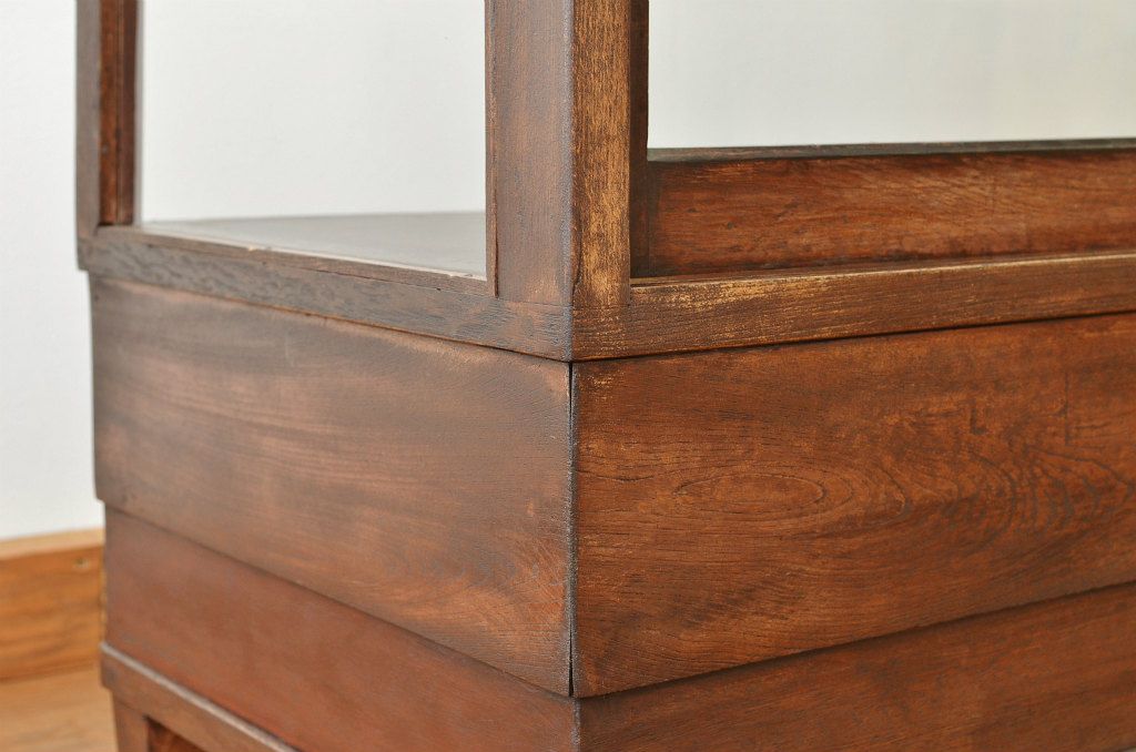 アンティーク家具　古いナラ材のアンティーク台形ガラスケース