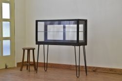 レトロ家具　レトロなデザインのアンティーク鉄脚ガラスケース