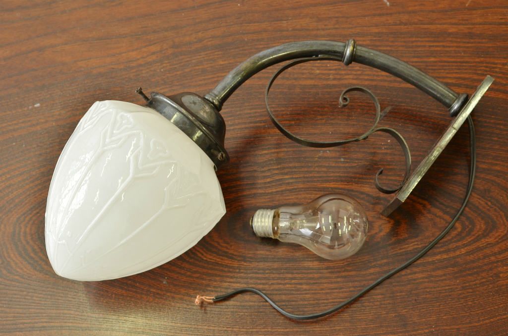 素敵な雰囲気!古い洋館の乳白ガラスの外灯(電笠)