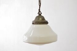 古いお家のシンプルな吊り下げ照明(電笠)