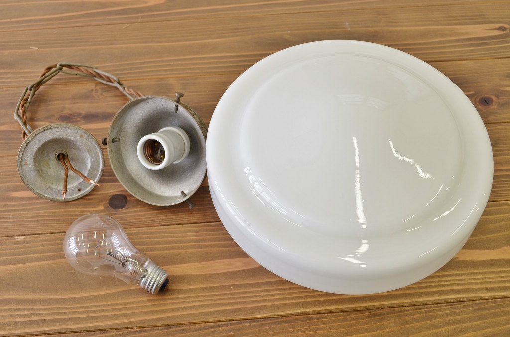 古いお家のシンプルな吊り下げ照明(電笠)