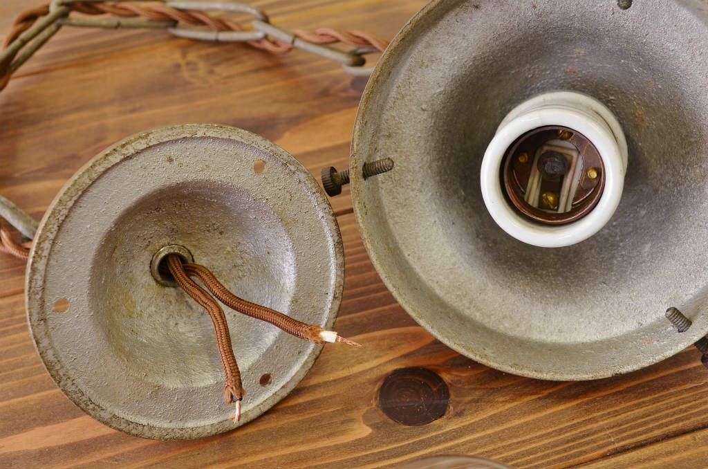 古いお家のシンプルな吊り下げ照明(電笠)