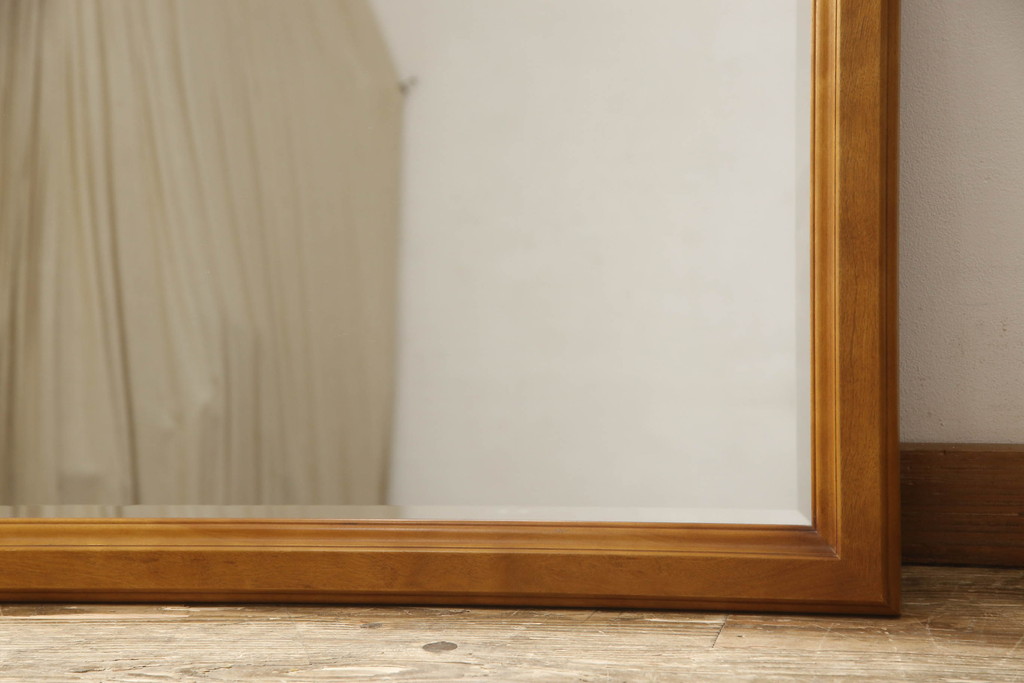 中古　美品　横浜ダニエル(Daniel)　滑らかな木肌と温かみのある色味が魅力のシンプルなウォールミラー(壁掛け鏡)(R-051481)