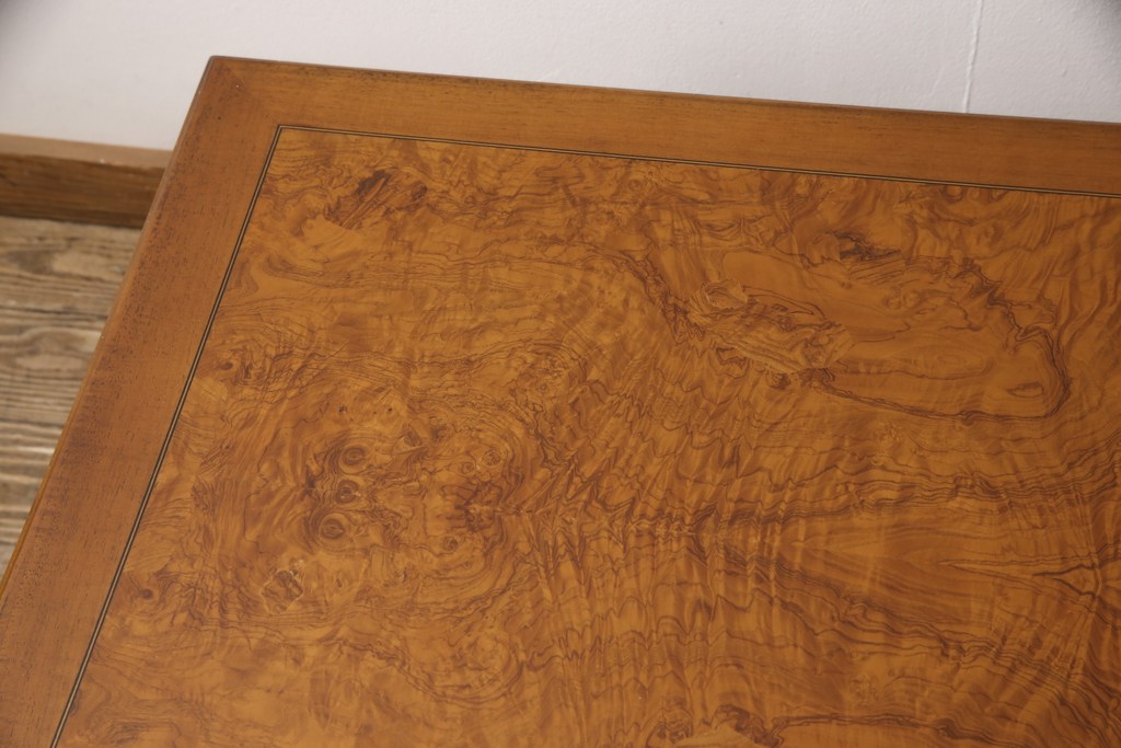 中古美品　イタリア高級家具　メデア(Medea)　滑らかな曲線と杢目が美しいセンターテーブル(定価約27万円)(リビングテーブル、ローテーブル)(R-052326)