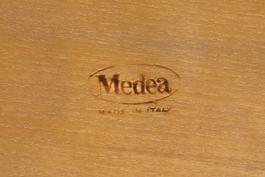 中古美品　イタリア高級家具　メデア(Medea)　滑らかな曲線と杢目が美しいセンターテーブル(定価約27万円)(リビングテーブル、ローテーブル)(R-052326)