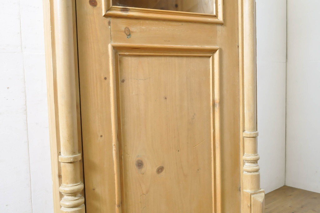 フランスアンティーク　パイン材　優美なデザインが魅力のコーナーキャビネット(コーナーラック、飾り棚、収納棚、戸棚、隅棚)(R-064220)