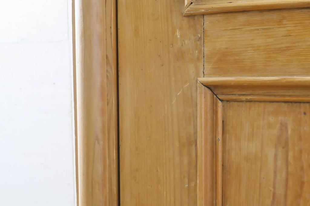 フランスアンティーク　パイン材　優美なデザインが魅力のコーナーキャビネット(コーナーラック、飾り棚、収納棚、戸棚、隅棚)(R-064224)
