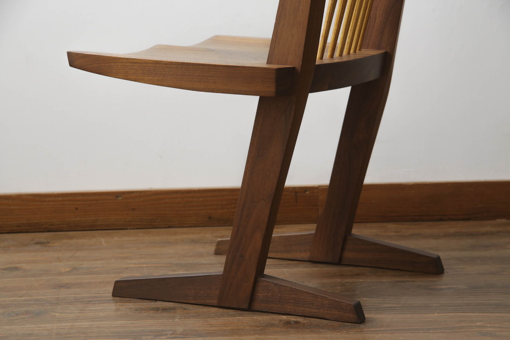中古　ジョージナカシマ　桜製作所　コノイドチェア(CONOID CHAIR)　CN101　スタイリッシュな佇まいのサイドチェア(ジョージ・ナカシマ、板座チェア、ダイニングチェア、椅子、イス)(R-068144)