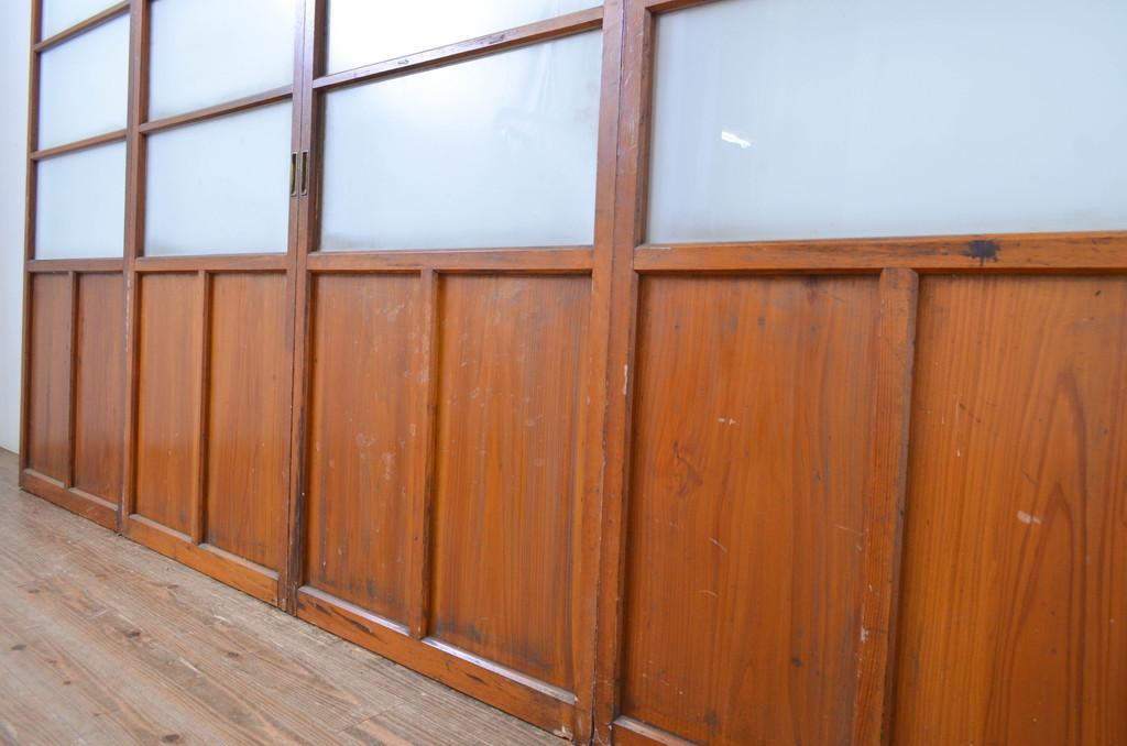 レトロ建具　昭和レトロ　どこか懐かしい雰囲気漂う横桟の幅狭ガラス戸4枚セット(引き戸)(R-064591)