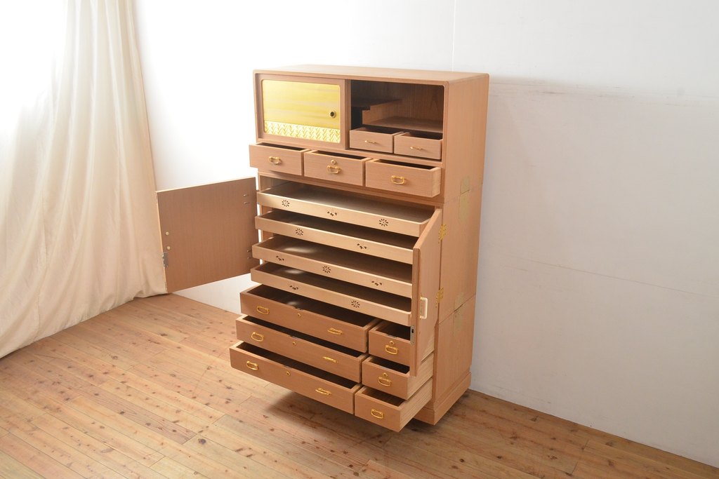 中古　美品　伝統工芸　衣装盆に至るまで凝ったつくりが魅力的な高級品!名古屋総桐箪笥(並厚、四方丸)(桐たんす、着物箪笥、衣装タンス、バラ売り可能)(R-055924)