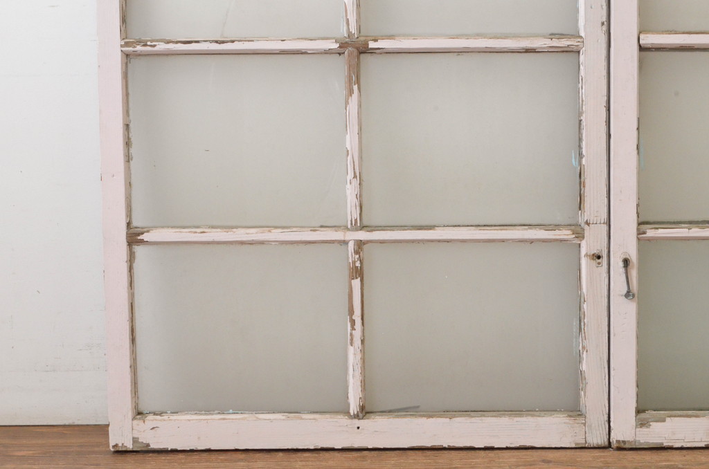 アンティーク建具　ペイント仕上げ限定　レトロな風合いが味わい深いガラス窓2枚セット(引き戸、ガラス戸)(R-064996)