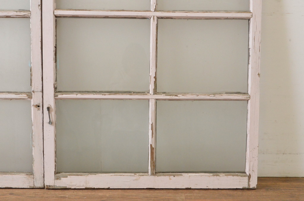 アンティーク建具　ペイント仕上げ限定　レトロな風合いが味わい深いガラス窓2枚セット(引き戸、ガラス戸)(R-064996)