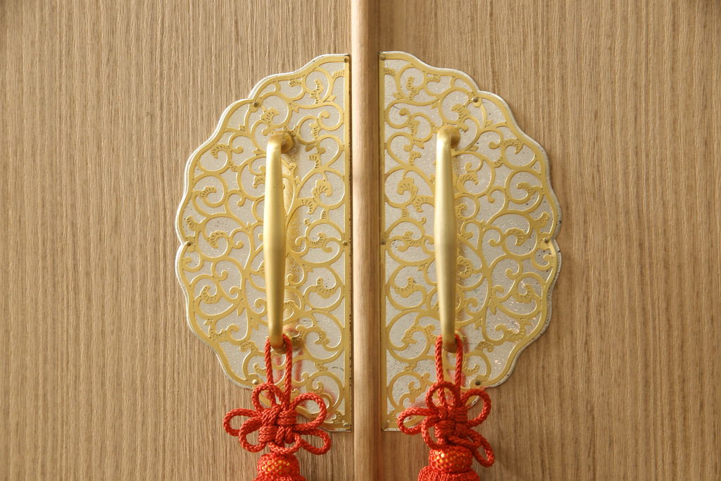 中古　ゴールドの金具と房飾りが上品で可愛らしい雰囲気を醸し出す総桐箪笥(胴丸、総桐たんす、着物箪笥、和箪笥)(R-054702)