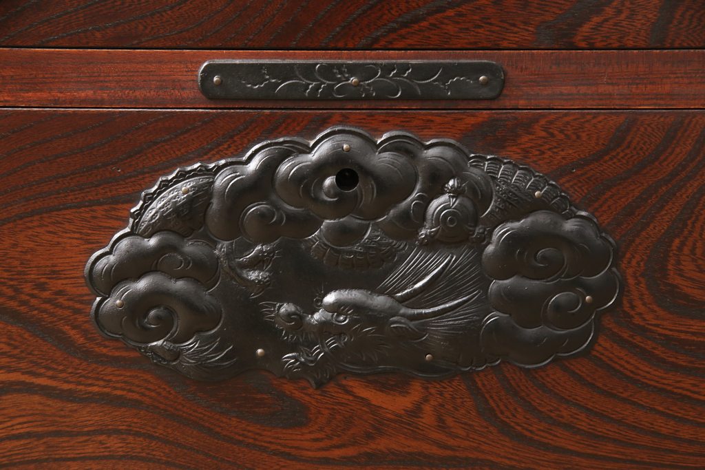 中古　美品　岩谷堂箪笥　凝ったデザインの金具が目を引く収納箪笥(和たんす、引き出し、チェスト)(R-053930)