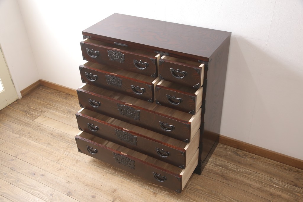 中古　超美品　岩谷堂箪笥　深みのある色合いと凝ったつくりの金具が美しい収納箪笥(引き出し、チェスト、和たんす)(R-054511)