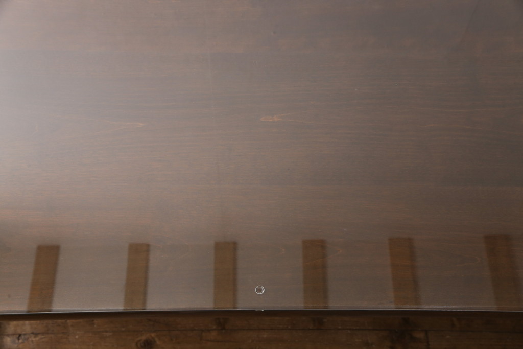 【セミオーダー家具実例】松本民芸家具のダイニングテーブルに高品質リペアを施しました。天板にはお客様ご希望により、厚さ5mmの強化ガラス天板を取り付けて仕上げました。(6人掛け、食卓)