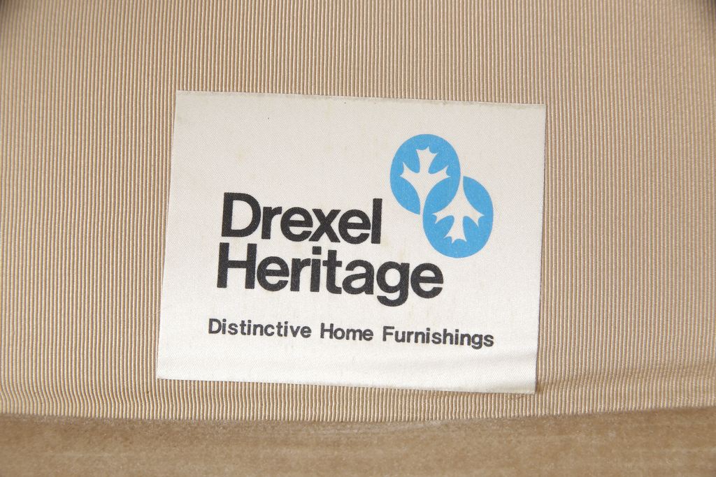 中古　DREXEL HERITAGE(ドレクセルヘリテイジ)　温かみのある色合いと上品な佇まいが魅力的なイージーチェアとオットマンセット(定価約68万円)(1人掛けソファ、アームチェア)(R-054344)