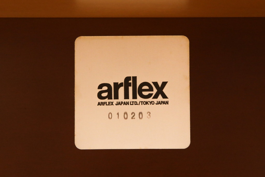 中古　美品　arflex(アルフレックス)　TAVOLO VOLO(タボロ・ボーロ)　スタイリッシュな佇まいが目を引くダイニングテーブル(作業台、食卓、ワークデスク)(R-068066)