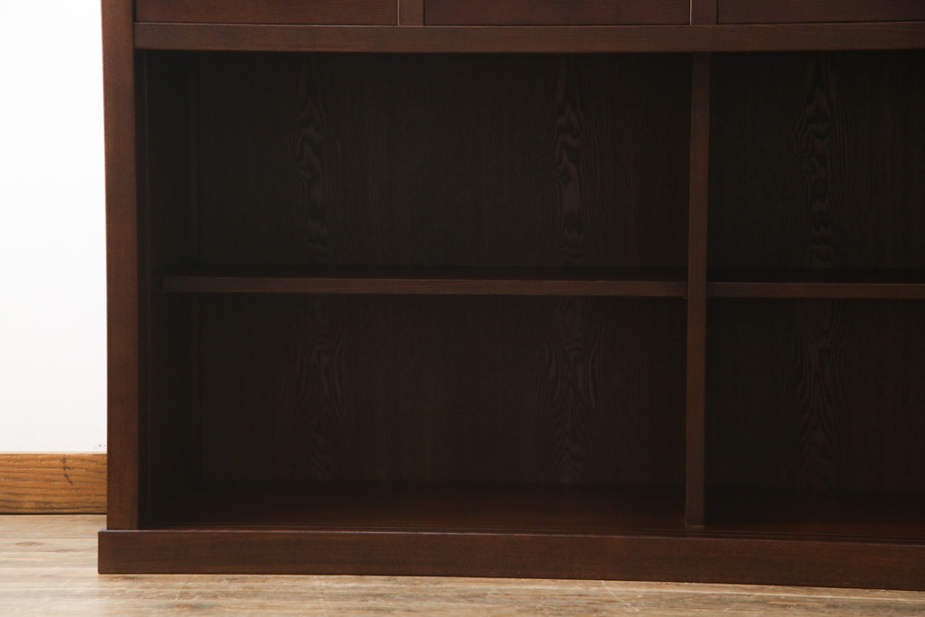 中古　美品　整然と並ぶ縦桟が和モダンな雰囲気を醸し出す水屋箪笥サイドボード(収納棚、戸棚、茶箪笥、茶棚、サイドキャビネット、テレビ台、テレビボード)(R-066548)