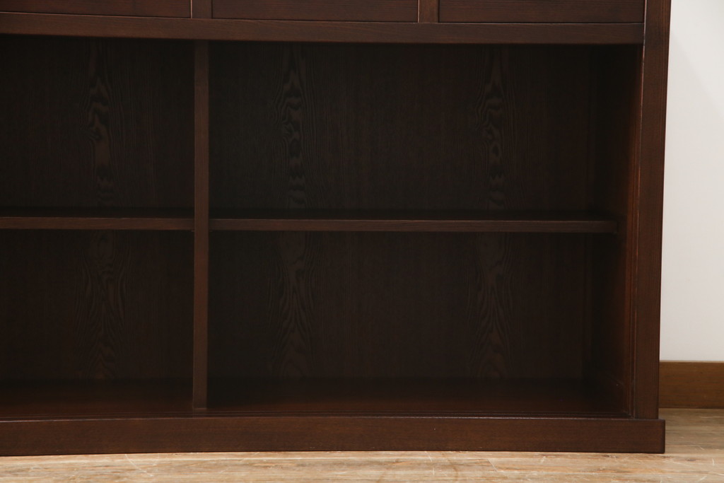 中古　美品　整然と並ぶ縦桟が和モダンな雰囲気を醸し出す水屋箪笥サイドボード(収納棚、戸棚、茶箪笥、茶棚、サイドキャビネット、テレビ台、テレビボード)(R-066548)