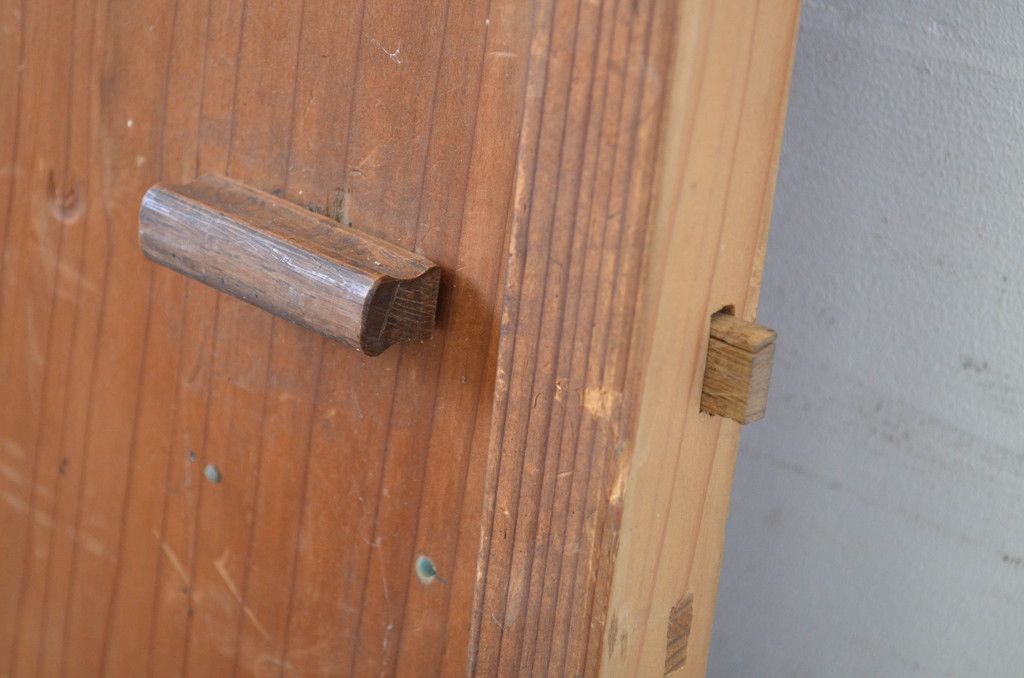アンティーク建具　味わい深い木味が懐かしい雰囲気を醸し出すマス目(升目)格子扉1枚(きつね格子、狐格子、ドア、格子戸、板戸、木製ドア)(R-064603)