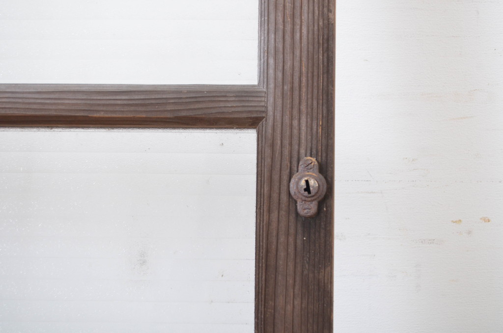 アンティーク建具　古い木味が趣を醸し出す小さな引き戸1枚(くぐり戸、潜戸、窓、ガラス戸)(R-064598)