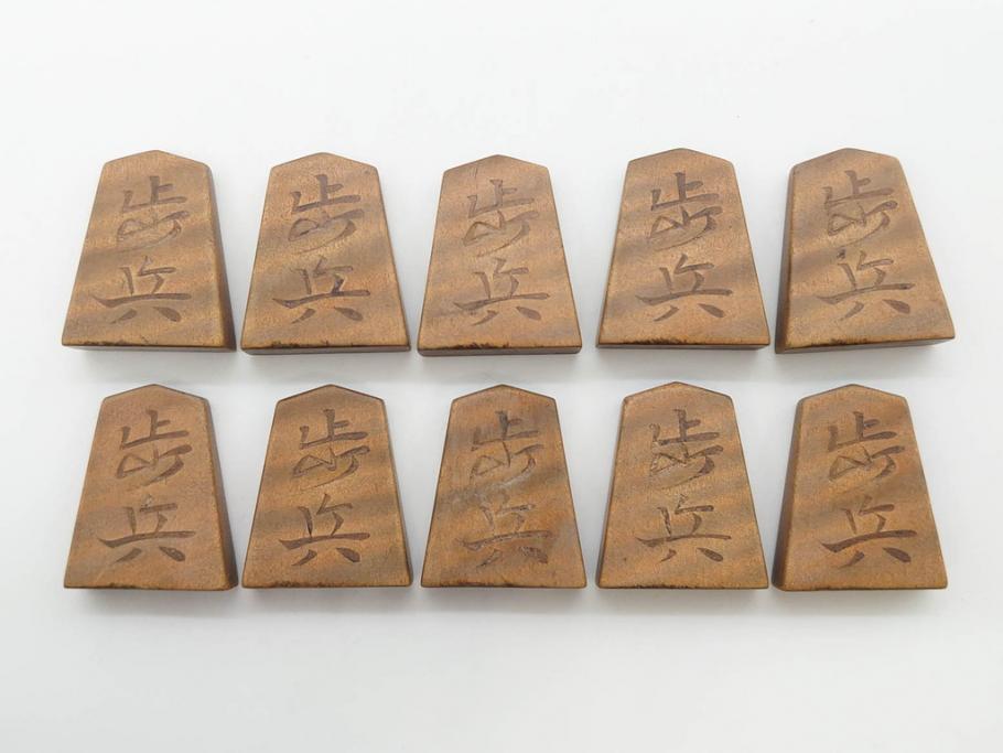 作家物　飯塚好　水無瀬書　虎斑　歳月を重ねた味わいある将棋駒(漆、盛上駒、彫埋駒、駒箱付き)(R-079112)
