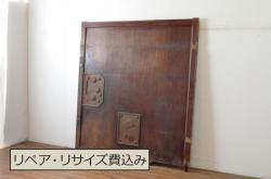 アンティーク建具　激レア!!　希少!!　欅(ケヤキ)材・栗材　猪(イノシシ)の金具が存在感を放つ庄内蔵戸1枚(玄関戸、引き戸)(R-065022)