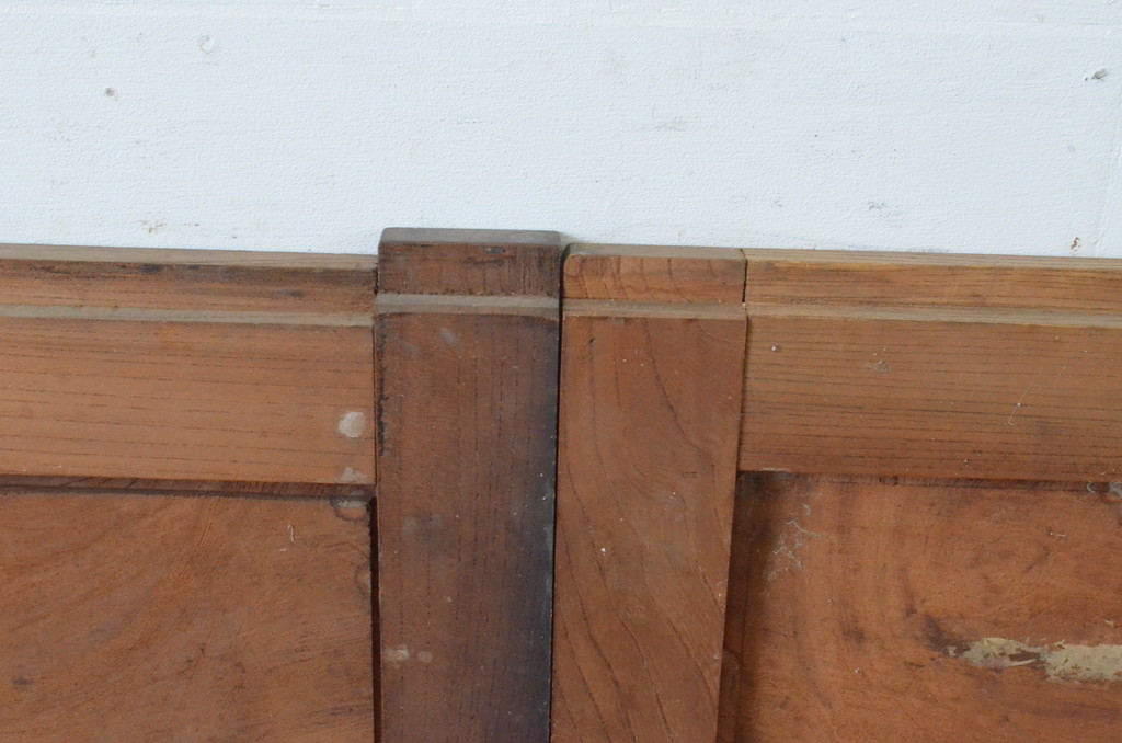 アンティーク建具　総欅(ケヤキ)一枚板　立派な差し込み錠が目を惹く窓2枚セット(引き戸、板戸)(R-065030)