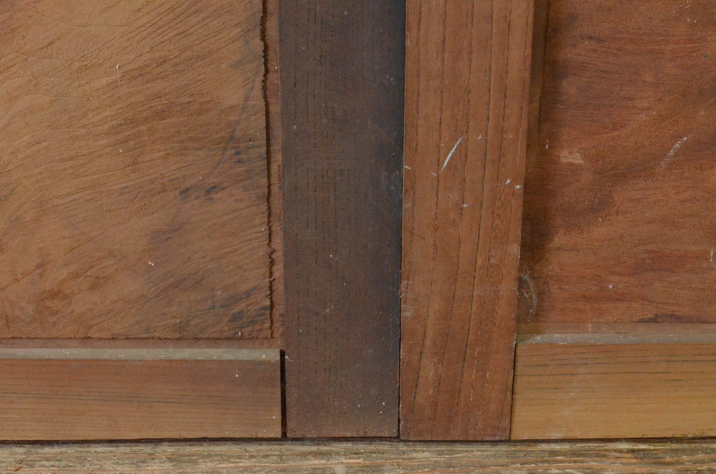 アンティーク建具　総欅(ケヤキ)一枚板　立派な差し込み錠が目を惹く窓2枚セット(引き戸、板戸)(R-065030)