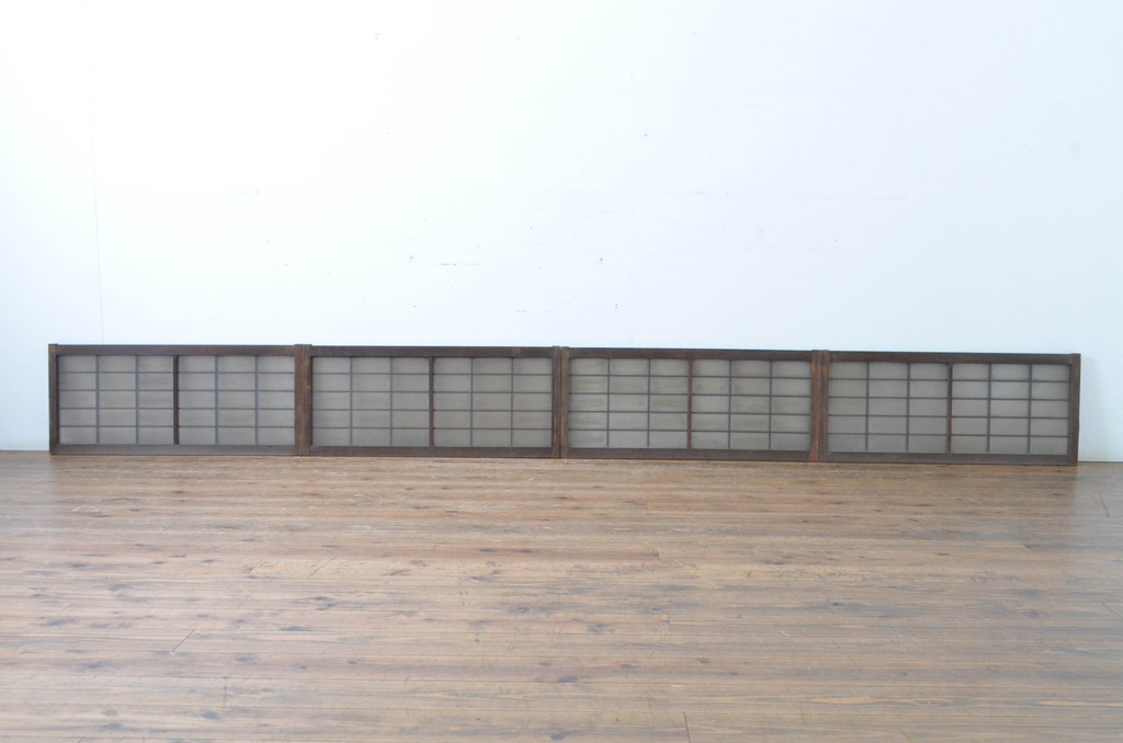 アンティーク建具　レトロな空間づくりにおすすめな格子入りの小さなガラス窓4枚セット(引き戸、ガラス戸)(R-064998)