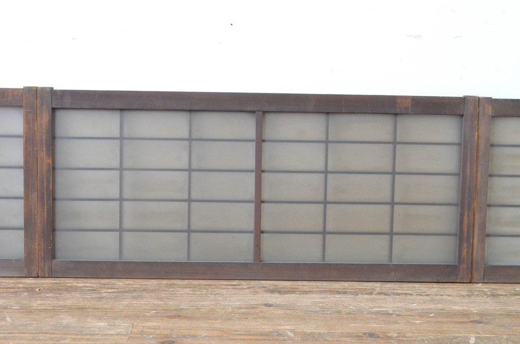アンティーク建具　レトロな空間づくりにおすすめな格子入りの小さなガラス窓4枚セット(引き戸、ガラス戸)(R-064998)