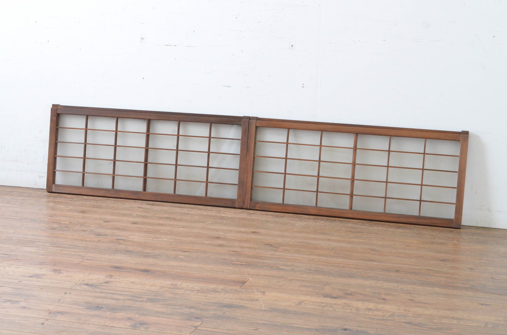 アンティーク建具　レトロな空間づくりにおすすめな格子入りの小さなガラス窓2枚セット(引き戸、ガラス戸)(R-065000)