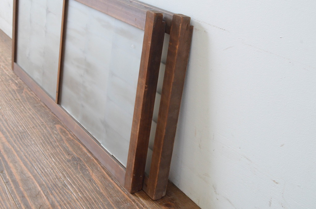 アンティーク建具　レトロな空間づくりにおすすめな格子入りの小さなガラス窓2枚セット(引き戸、ガラス戸)(R-065000)