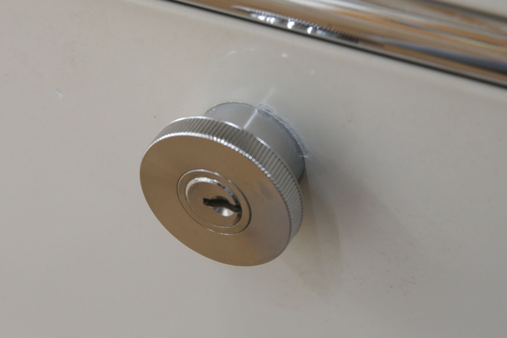 中古　USMハラー(USM Haller)　鍵付きショーケースが魅力の鉄製キャビネット(収納棚、ラック、飾り棚、陳列棚、ガラスケース、店舗什器)(R-074363)
